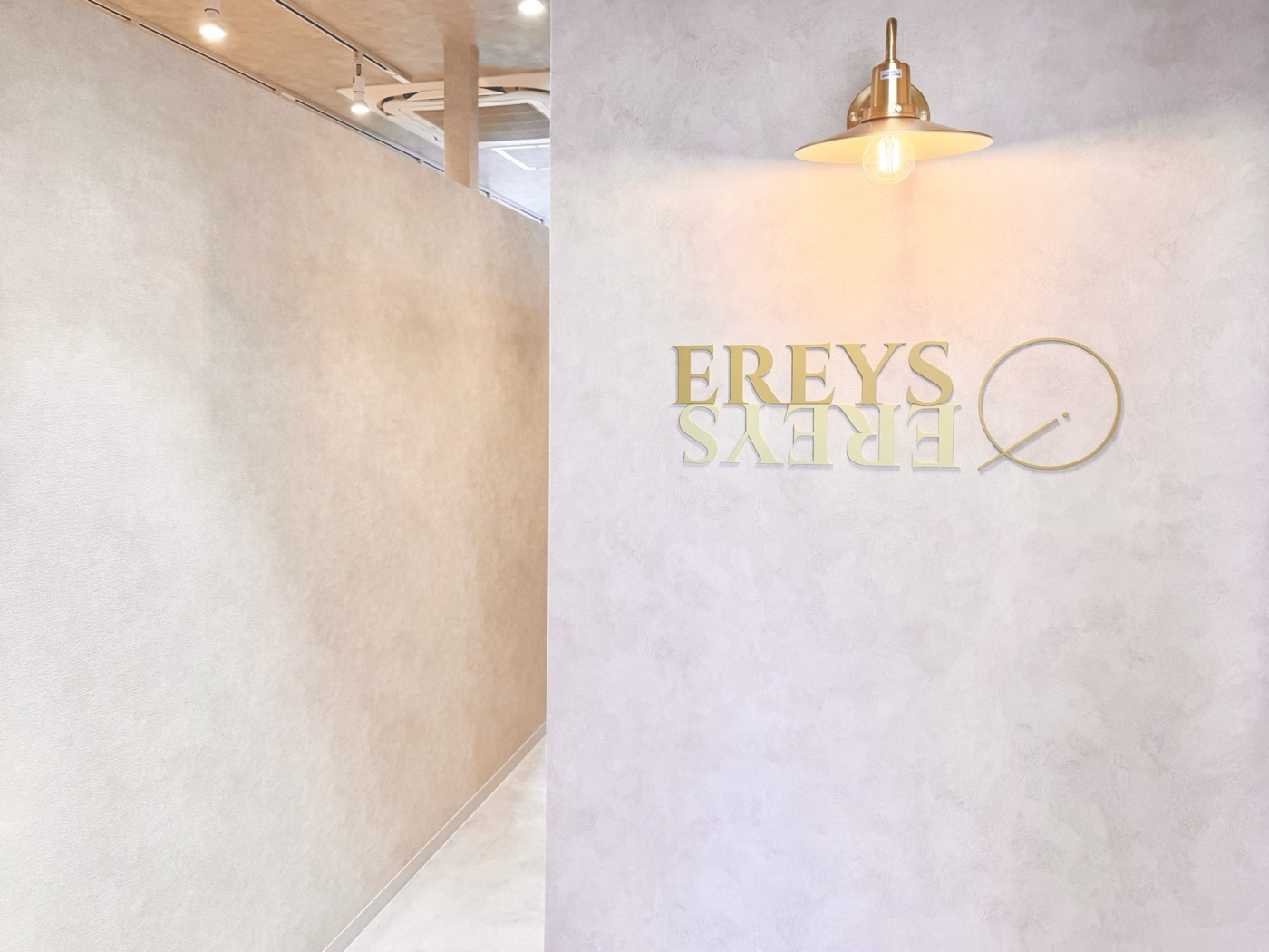EREYSのロゴが入った受付の壁
