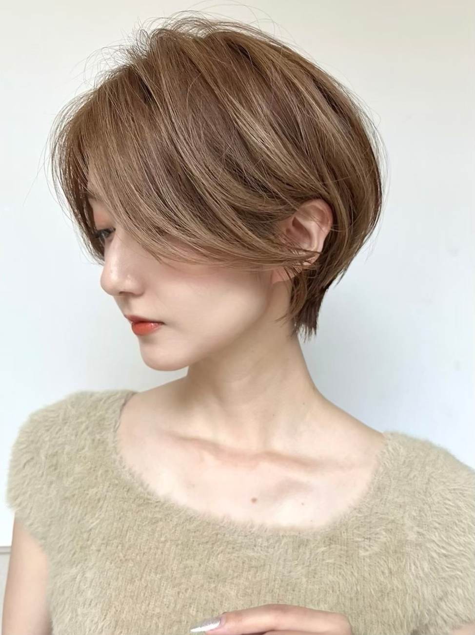 ENiのヘアスタイル｜ベージュカラーのショート