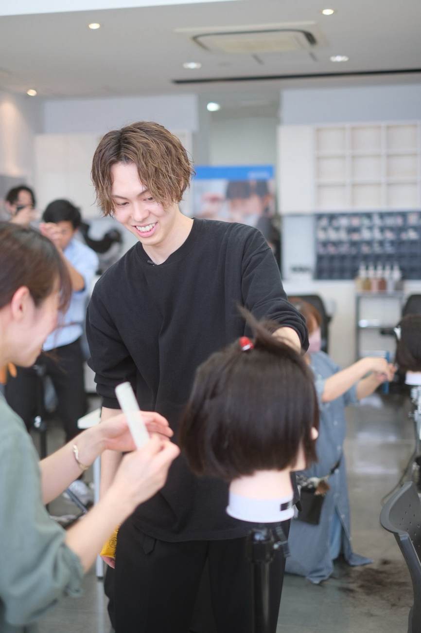 カットセミナーでウィッグを使って技術指導するENiのスタイリスト
